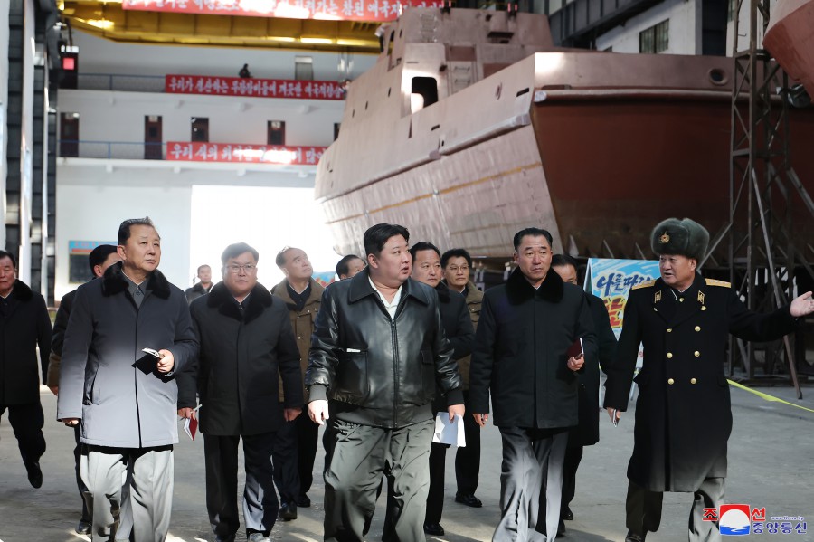 金正恩视察南浦造船厂