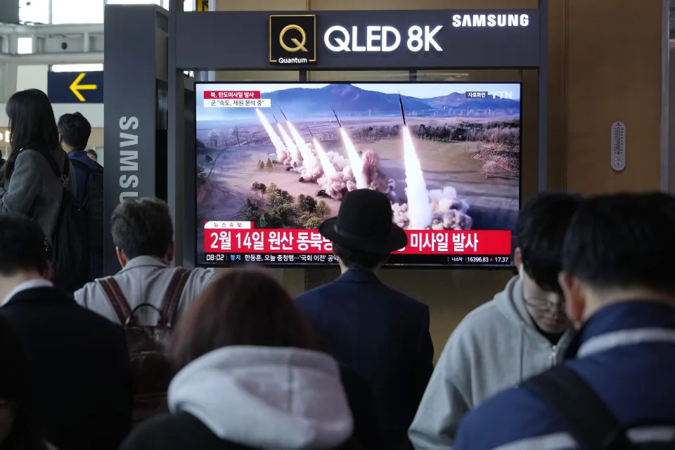 2024年4月2日,韩国首尔火车站的一个新闻节目播出了朝鲜发射导弹的画面。