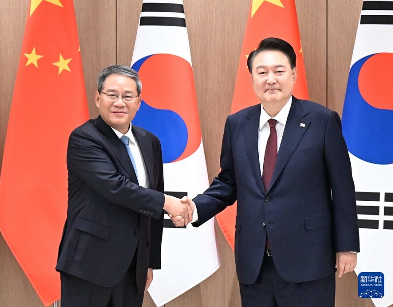 中国国务院总理李强在首尔出席第九次中日韩领导人会议期间会见韩国总统尹锡悦