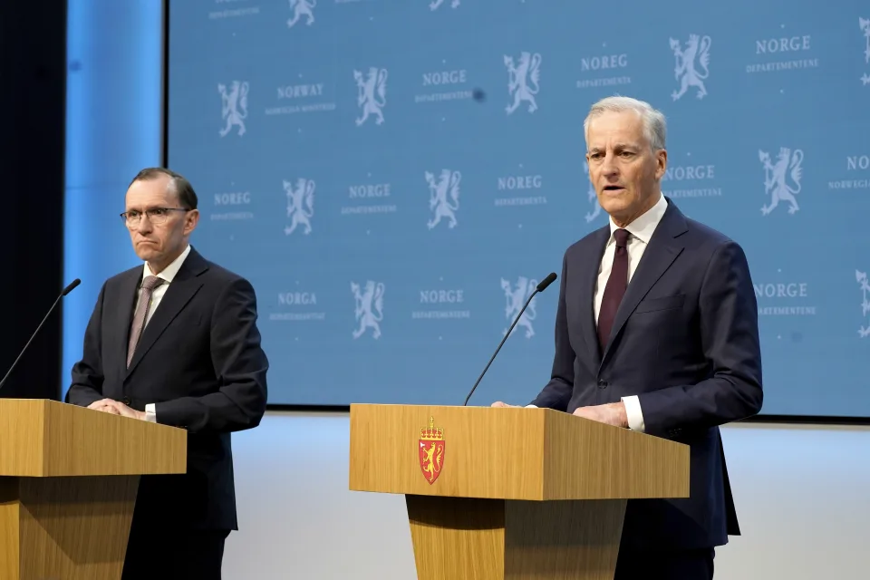 挪威首相乔纳斯·加尔·斯托尔(右)与外交部长埃斯彭·巴特·艾德