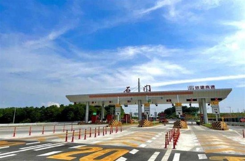 湖南安慈高速被曝开通2年半就出现裂缝