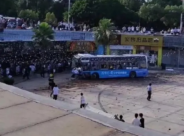 江西赣州一公交坠落至负一层露天平台