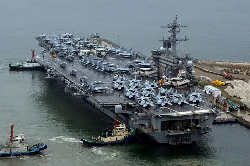 停泊在釜山的西奥多·罗斯福号（CVN 71）核动力航空母舰