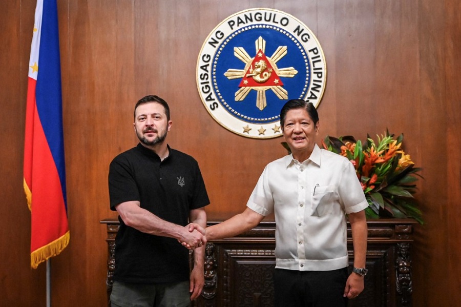 菲律宾总统费迪南德·马科斯 (Ferdinand Marcos Jr.)(右)与乌克兰总统弗拉基米尔·泽连斯基握手