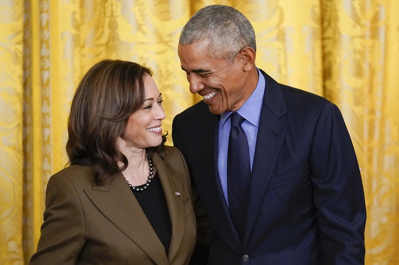 美国前总统巴拉克·奥巴马(Barack Obama)和现副总统卡玛拉·哈里斯(Kamala Harris)