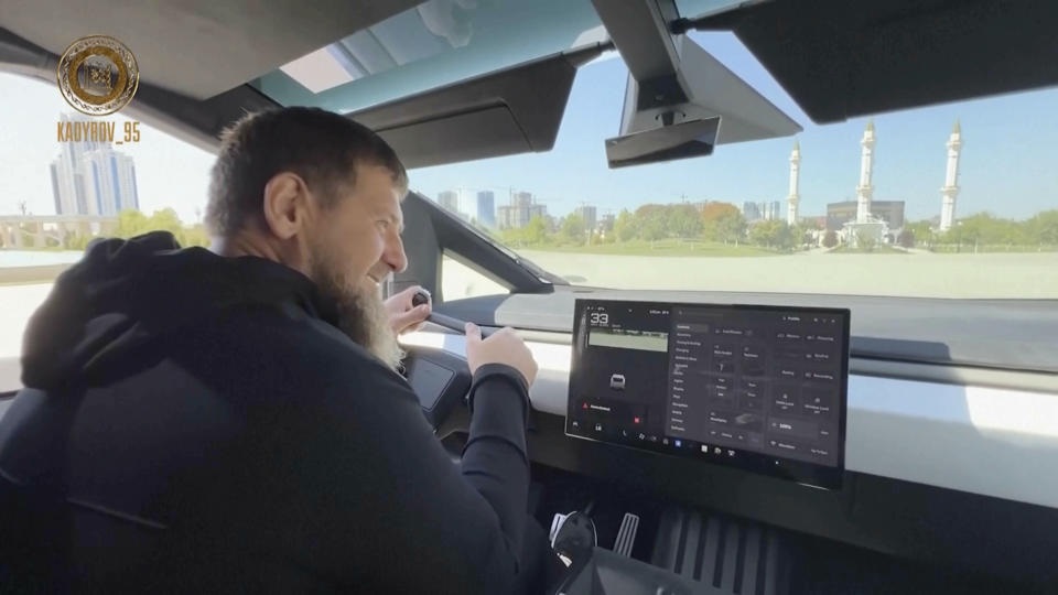卡德罗夫在车臣格罗兹尼驾驶一辆配备机枪的特斯拉Cybertruck
