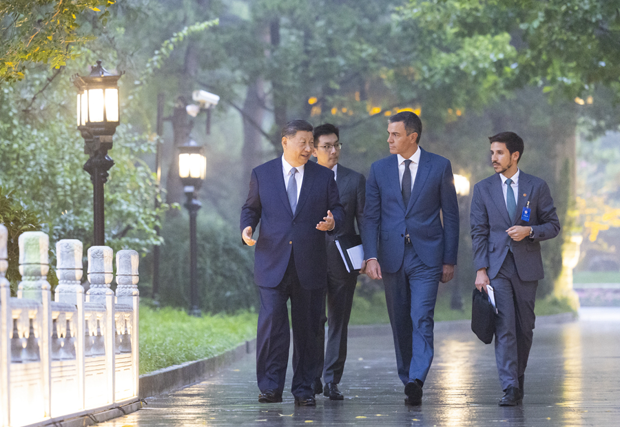 中国国家主席习近平与来华访问的西班牙首相桑切斯在散步