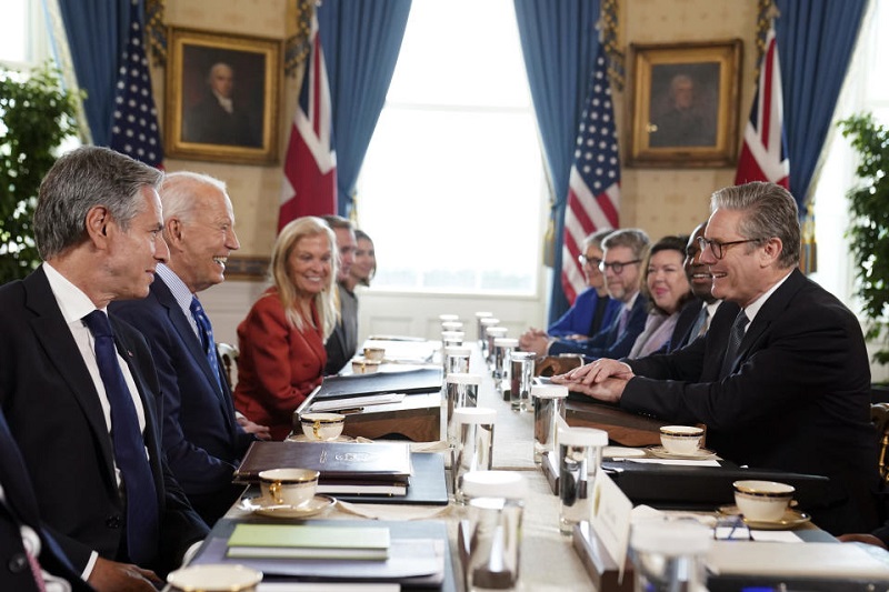 英国首相基尔·斯塔默(右)和外交大臣大卫·拉米(右二)在白宫的蓝色房间与美国总统乔·拜登进行会晤