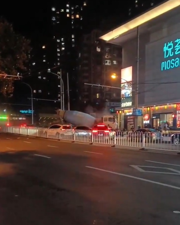 一辆水泥搅拌车撞向路边的多辆汽车