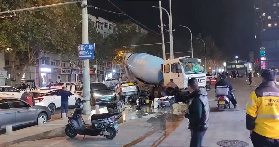 山东青岛市北区人民路悦荟广场附近一辆水泥搅拌车撞向路边的多辆汽车