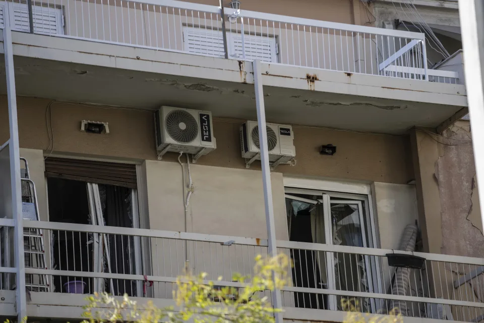 雅典一栋受损公寓发生爆炸,导致一名男子死亡,一名女子受重伤