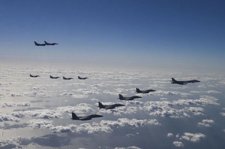 美国空军B-1B轰炸机、F-16战斗机、韩国空军F-15K战斗机和日本空军F-2战斗机在朝鲜半岛附近空域进行三边空中演习