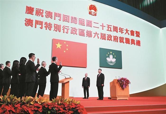 澳门特区第六届政府主要官员在新任行政长官岑浩辉带领下宣誓就职