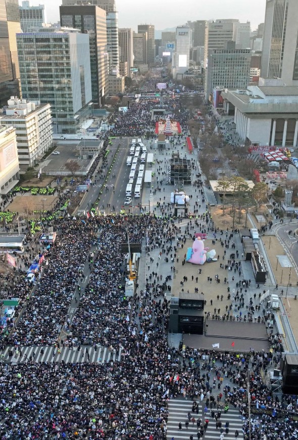尹锡悦的支持者(图上方)和反对者(下方)在首尔市中心光化门广场组织集会互相较量