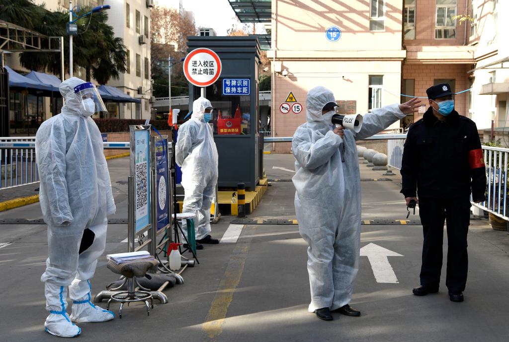 位于西安的长安大学长安路住宅区东门已被封控
