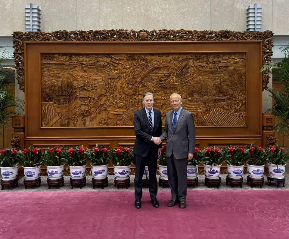 美国驻华大使伯恩斯与前中国驻美大使崔天凯会面
