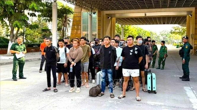 177名在柬非法务工与居留人员被送返回越南