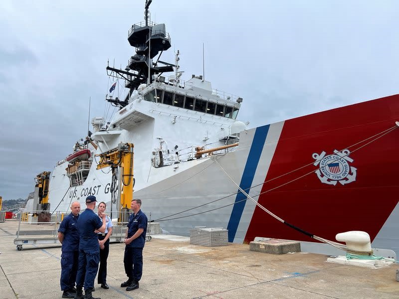 美国海岸警卫队国家安全巡逻舰米德盖特号停泊在悉尼皇家海军库塔布尔号港口