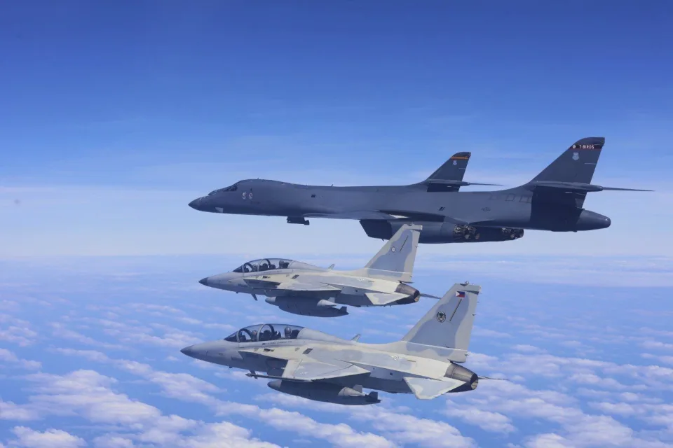 两架菲律宾空军FA-50战斗机与两架美国空军B-1轰炸机在南海上空进行联合巡逻和训练