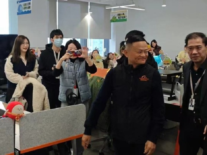 马云出现在阿里巴巴杭州园区