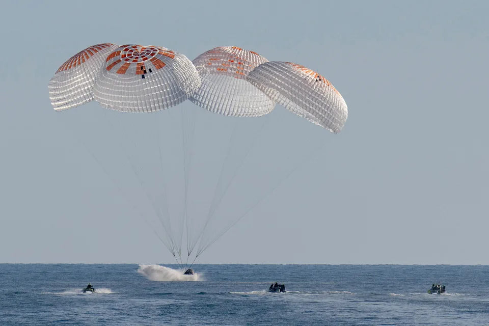 SpaceX太空舱在墨西哥湾降落