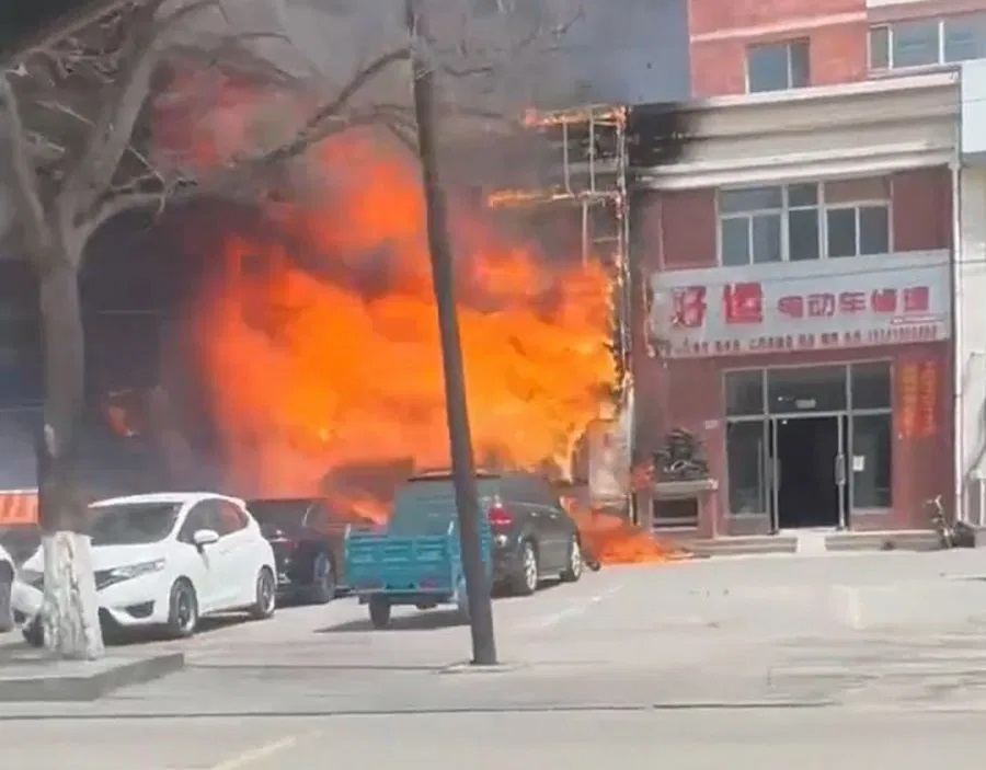辽宁省辽阳市白塔区三里庄回迁楼附近一饭店发生火灾