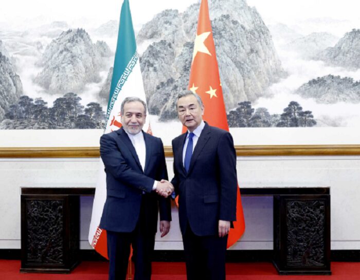 中国外交部长王毅在北京同伊朗外长阿拉克齐举行会谈
