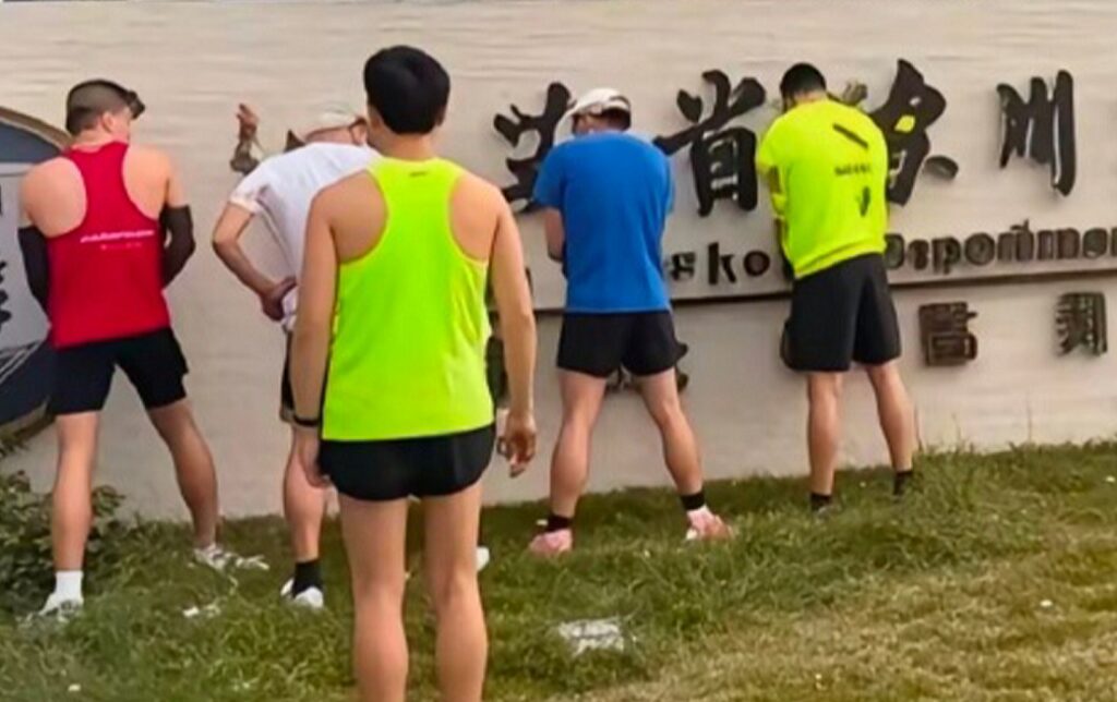 苏州马拉松期间部分跑者在苏州某中学门口随地便溺引发广泛争议