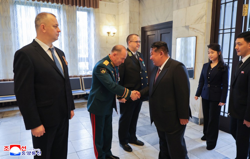 朝鲜最高领导人金正恩访问俄罗斯驻朝鲜大使馆