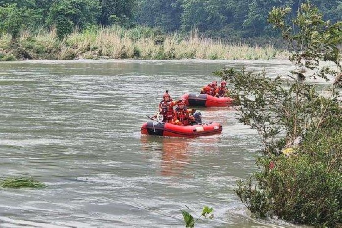 广西龙胜山洪灾害后，当地组织水上搜救组驾驶冲锋艇沿河道巡查