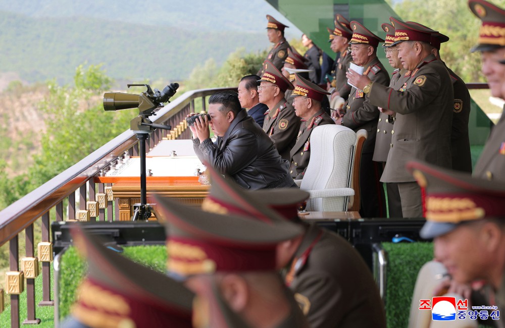朝鲜最高领导人金正恩视察平壤防御军第60训练所的训练活动