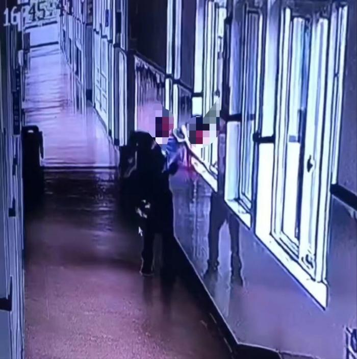 事发时的监控视频截图