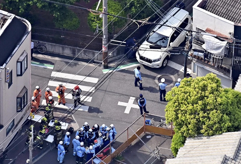 日本大阪市西成区市立千本小学前的道路上发生一起汽车冲撞学生事件