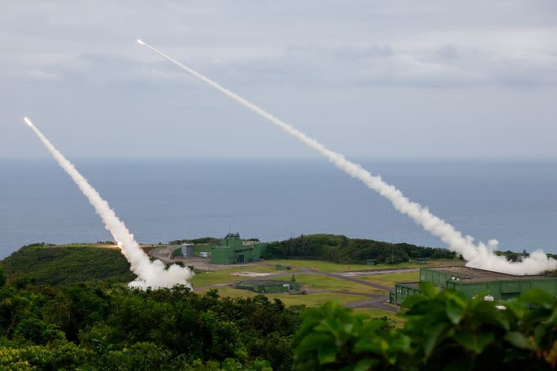 台军在屏东九鹏基地首次进行高机动火箭炮系统（HIMARS）实弹试射