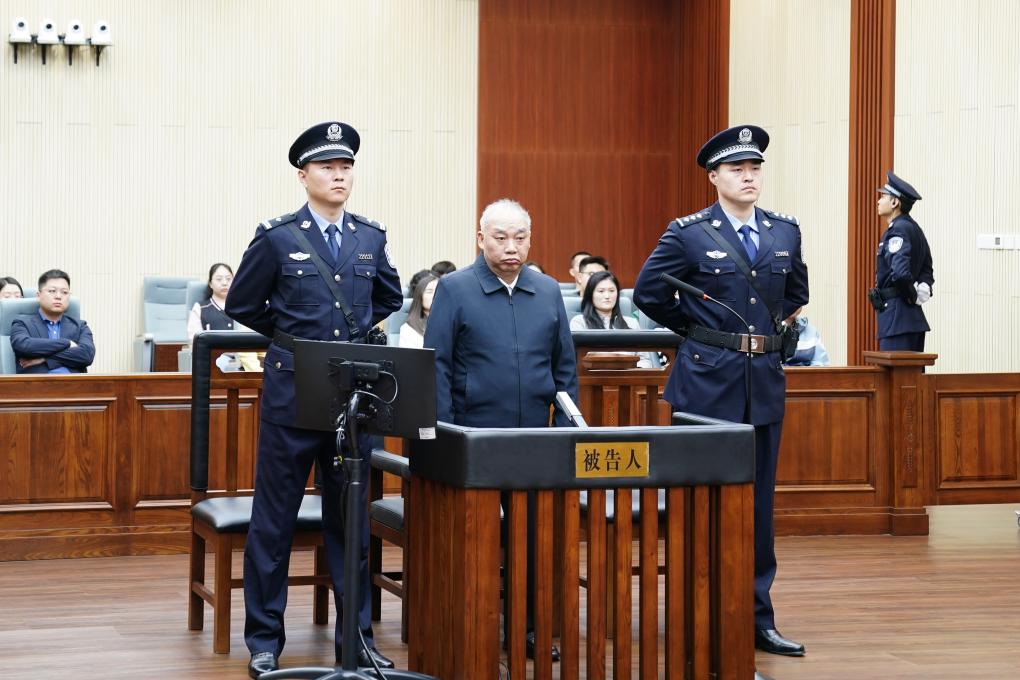 中国国家烟草专卖局原党组书记、局长凌成兴出庭受审