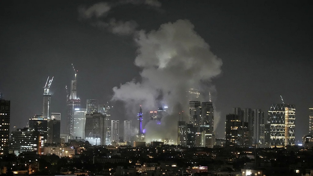 伊朗向以色列特拉维夫发射的导弹击中建筑物