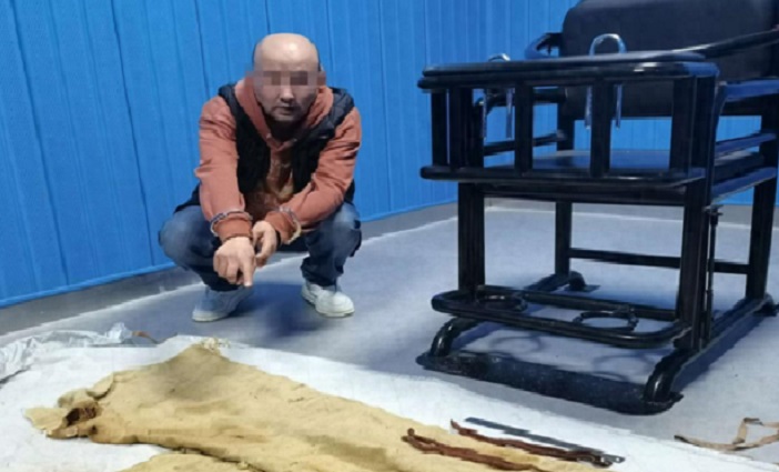 犯罪嫌疑人阿某指认倒卖的千年“裹尸布”
