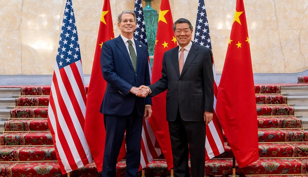 美国财政部长斯科特·贝森特和中国国务院副总理何立峰在英国伦敦会晤