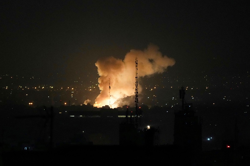 伊朗德黑兰发生爆炸，浓烟升腾