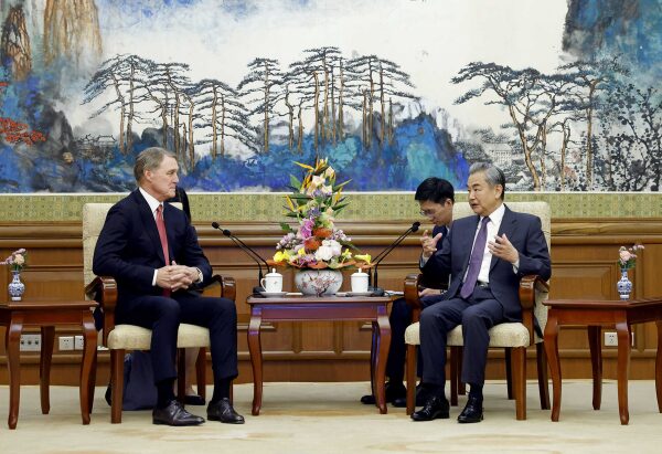 中国外交部长王毅在北京会见美国新任驻华大使庞德伟
