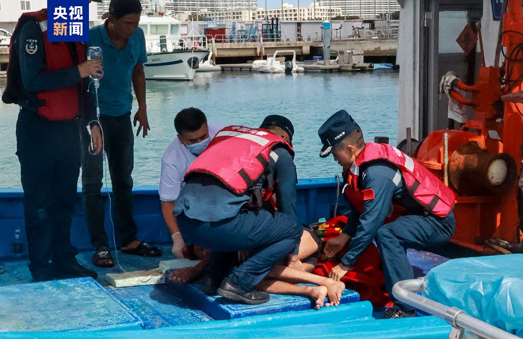 海南三亚海警局会同渔民成功救援一名遇险漂流的男子