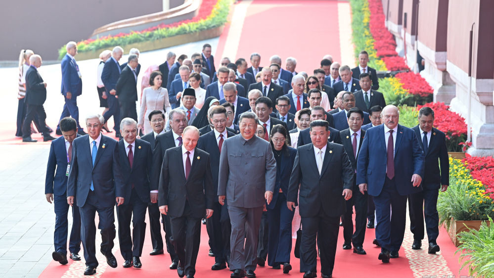 中共中央总书记习近平与俄罗斯总统普京、朝鲜劳动党总书记金正恩等登上天安门城楼