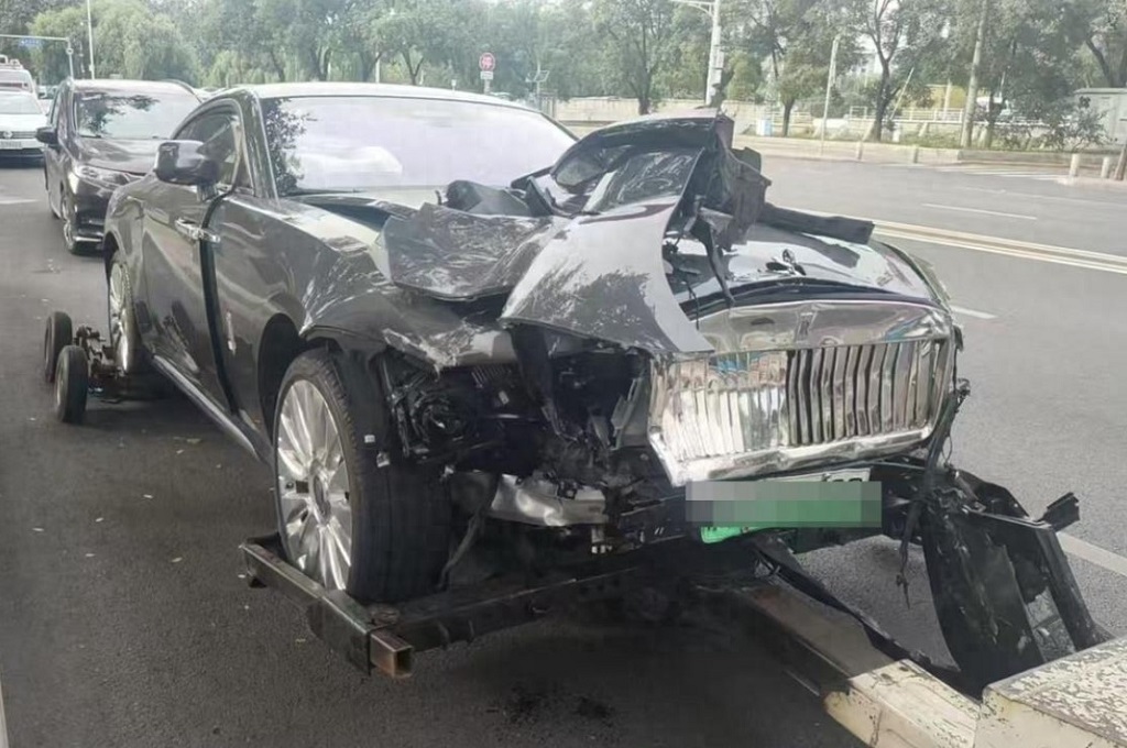 北京海淀区朱各庄路与万寿路交叉口发生一起交通事故，驾驶人疑似知名车评人陈震