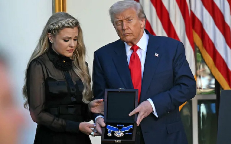 美国总统唐纳德·特朗普（Donald Trump）在白宫玫瑰园追授保守派活动家查理·柯克（Charlie Kirk）总统自由勋章