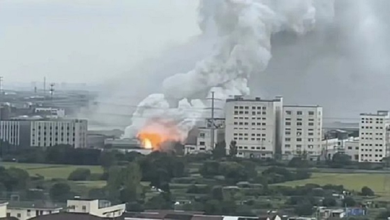 江苏省江阴市一化工厂发生黄磷罐车泄漏引发火灾