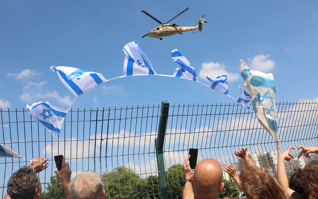 一架以色列军用直升机准备将一名获释的以色列人质送往医院