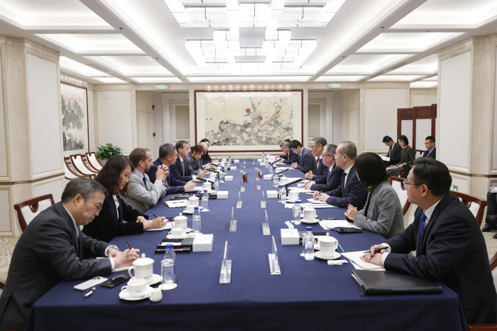 中国商务部部长王文涛会见空客公司首席执行官纪尧姆·傅里(Guillaume Faury)