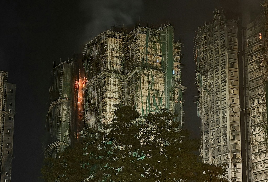 香港新界大埔宏福苑再有楼栋燃起余火