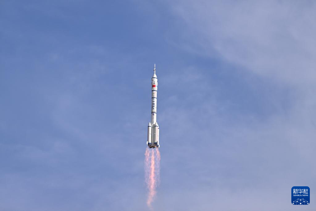 搭载神舟二十号载人飞船的长征二号F遥二十运载火箭在中国酒泉卫星发射中心发射升空