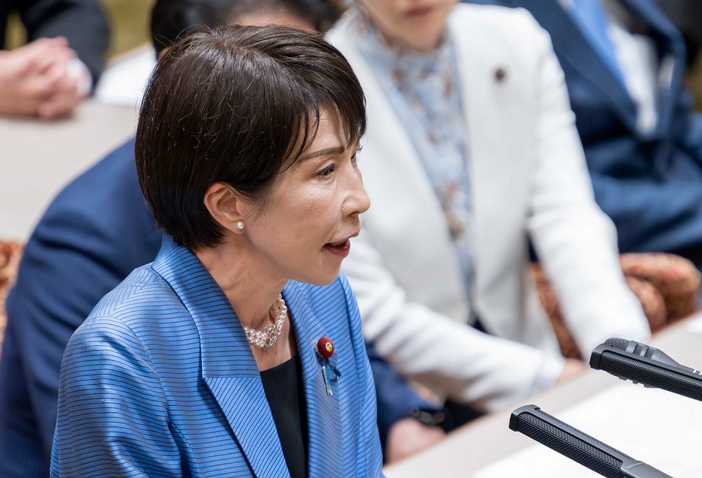 日本首相高市早苗在党首讨论中答辩